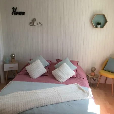 La Maison Des Pres Paris Holiday home *